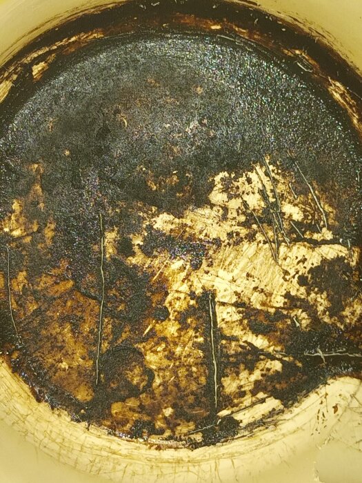 Sprickor och missfärgningar i en kakelplatta från ett äldre badrum.