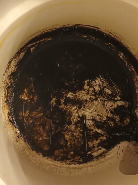 Sprucken yta i badrum från 2010-2011 med tydliga svarta märken och missfärgningar, fotograferad i närbild.