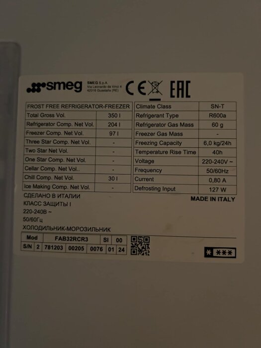 Etikett på Smeg-kyl med modellnummer FAB32RCR3, information om kapacitet, klimatklass och kylmedel.