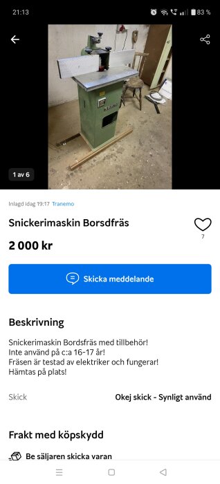 Grön snickerimaskin typ bordsfräs i verkstadsmiljö med stol och brädor runt.