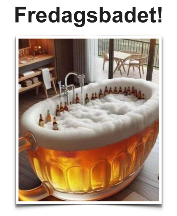 Badkar i formen av ett ölglas, fyllt med skum och ölflaskor. I bakgrunden syns ett rum med ett stort fönster och stolar utanför.