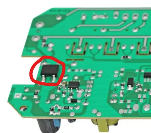 Närbild av ett kretskort med en inringad svart fyrbening, identifierad som en likriktare, på ett bygg- och renoveringsforum.