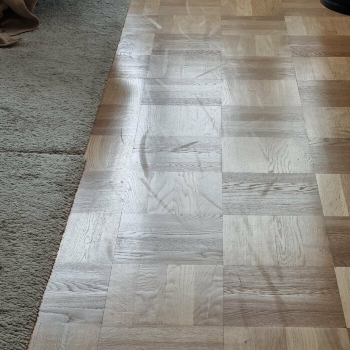 Träparkett med märken orsakade av barnens lek.