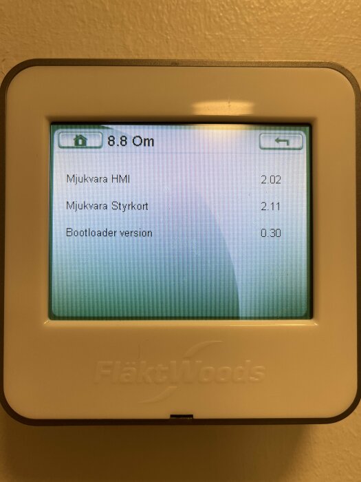 Displaypanel för Fläktwoods FTX-aggregat RDAF Midi visar mjukvaruversioner; HMI 2.02, Styrkort 2.11, Bootloader 0.30.