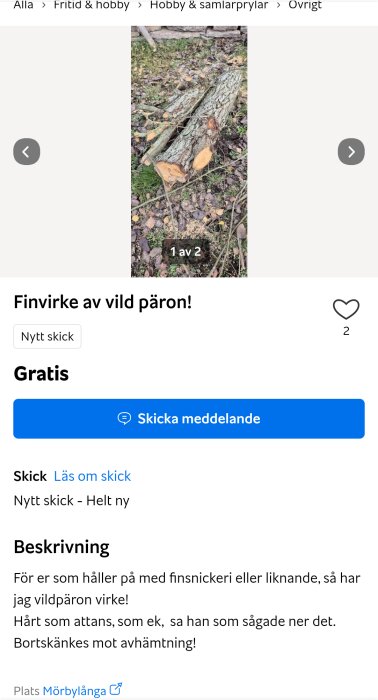 Bilden visar staplade stockar av vildpäronträ med bark på en gräsyta med löv omkring.