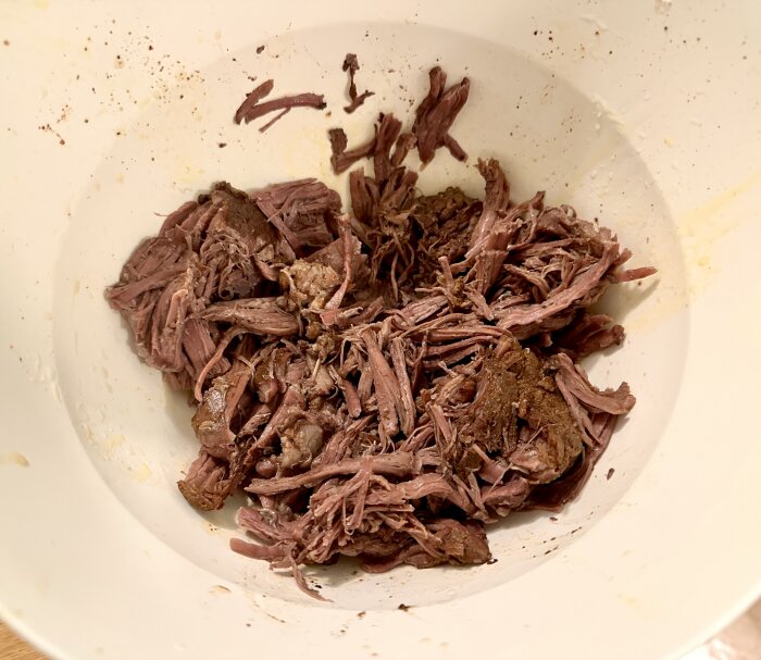 Pulled beef i en vit skål, tillagad sous vide av högrev under 24 timmar.