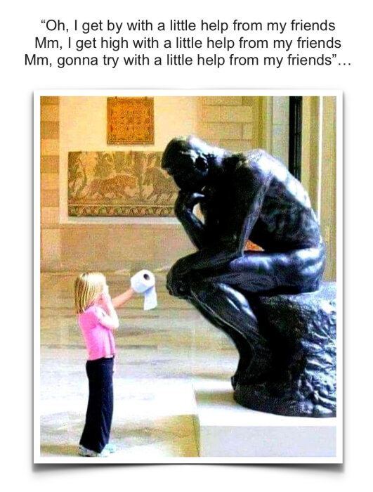 Flicka håller upp en toalettrulle framför skulpturen Tänkaren i ett museum.