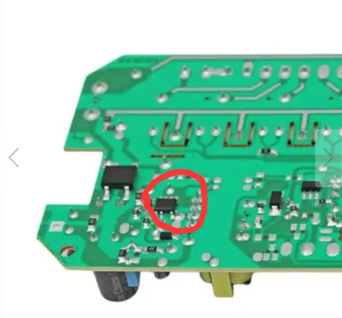 En grön kretskort med en komponent markerad med röd cirkel. Komponenten kan vara en switch IC, kanske en LNK3xx.