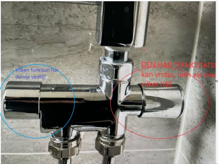 Kromad ventil på rör uppmärkt med blå cirkel där frågeställaren undrar om dess funktion. Röd cirkel på termostat visas bredvid.