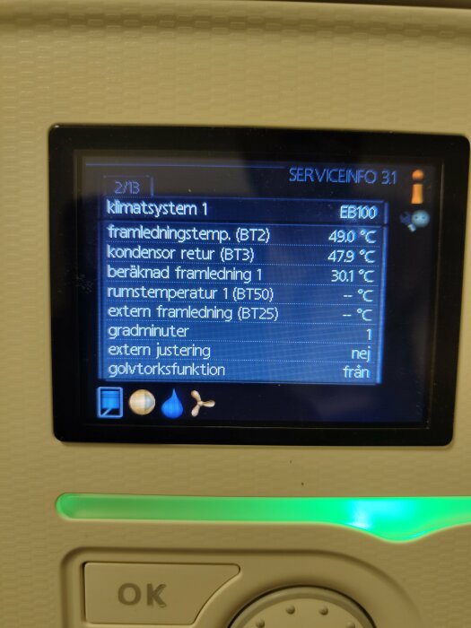 Display på Nibe F730 visar framledningstemp 49 grader och andra temperaturrelaterade värden för klimatsystemet.