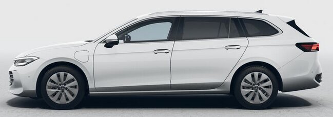 Vit Passat e-hybrid sedd från sidan, laddkontakt ovanför vänster framhjul.