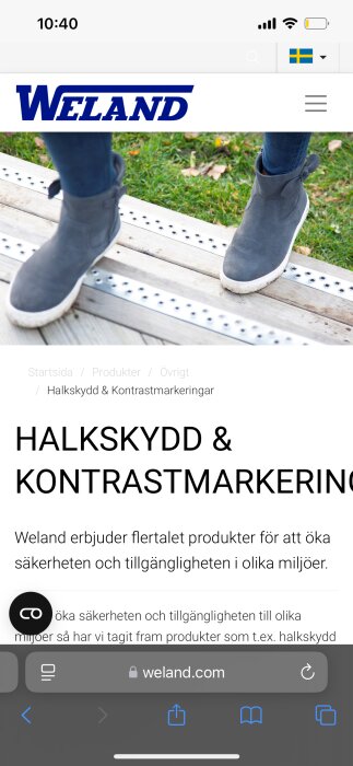 Person går på trätrappa med halkskydd från Weland, texten "HALKSKYDD & KONTRASTMARKERINGAR" syns på skärmen.