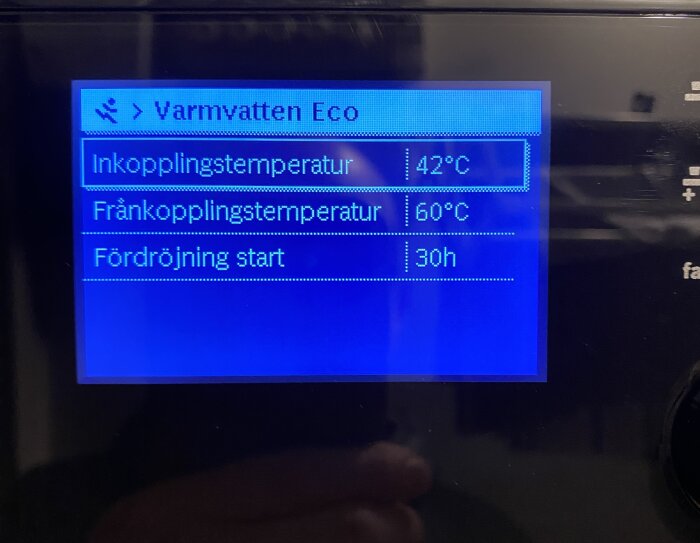 Skärmvisning av värmepumpens inställningar för varmvatten med inkopplingstemperatur på 42°C, frånkopplingstemperatur på 60°C och fördröjning på 30 timmar.