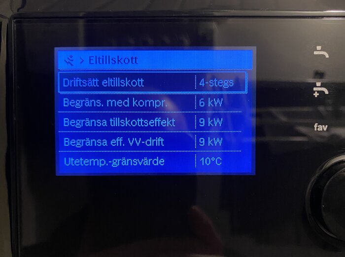 Display av uppvärmningssystem med val för eltillskott, inställd på 4-stegsdrift. Begränsningar visar 6 kW, 9 kW och utetemp. gränsvärde på 10°C.