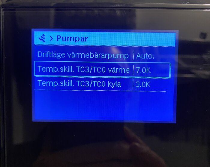 Display med inställningar för värmebärarpumpens driftläge, visas temperaturdifferens för värme 7,0K och kyla 3,0K.