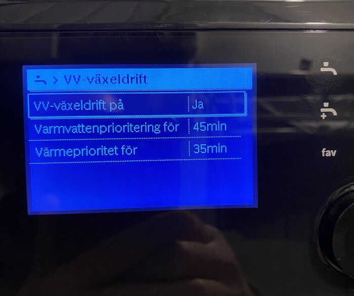 Display visar VV-växeldrift på, varmvattenprioritering 45 min, värmeprioritet 35 min.