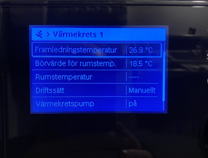 Display av värmepumpens inställningar visar framledningstemperatur 26,9°C, börvärde för rumstemperatur 18,5°C, driftsätt manuellt, värmekretspump på.