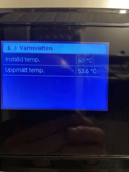 Display på värmepump visar varmvatten, inställd temperatur 60°C och uppmätt temperatur 53,6°C.