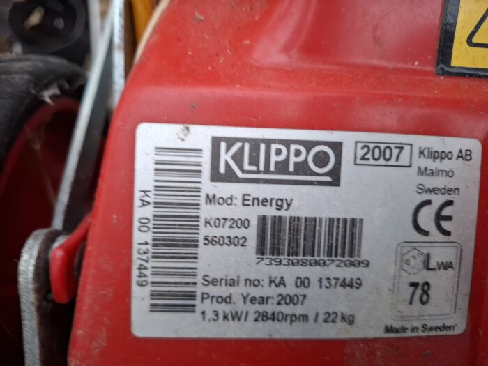 Etikett på röd apparat med texten "Klippo, Mod: Energy", serienummer och specifikationer, inklusive effekt 1,3 kW. Produkten är tillverkad 2007 i Sverige.