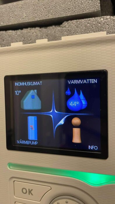 Display på värmepump som visar inomhustemperatur 10°C och varmvatten 44°C.