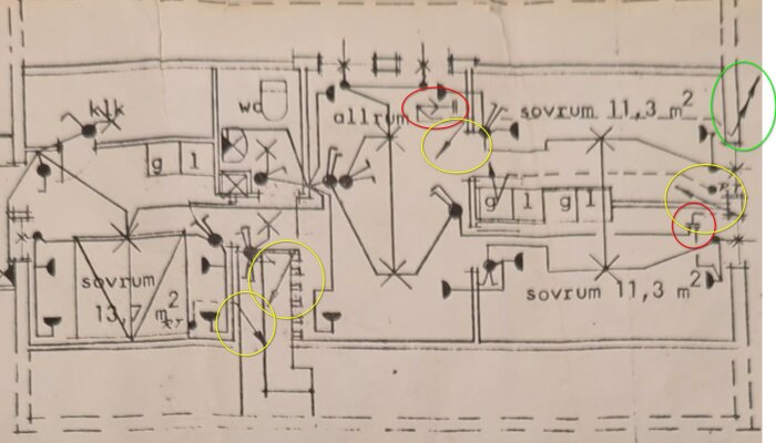Byggritning med markerade pilar i rött, gult och grönt som indikerar olika ledningar eller kabeldragningar i ett hus.