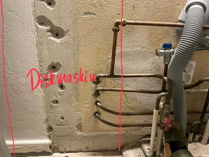 Vattenrör längs en vägg där en diskmaskin ska stå, rör sticker ut ca 50 mm.