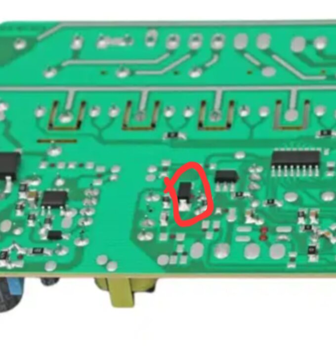 Elektronisk kretskort med en röd cirkel kring en diod, fokus på likriktardiod för mätning med multimeter.