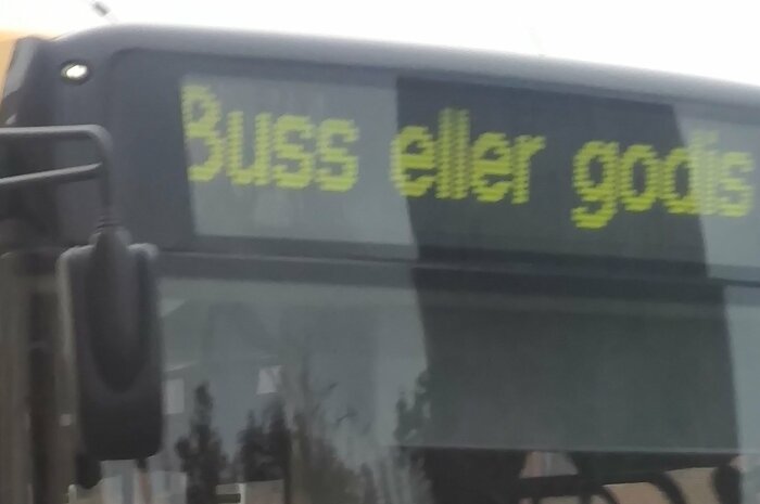 Buss med texten "Buss eller gods" på skylten framtill.