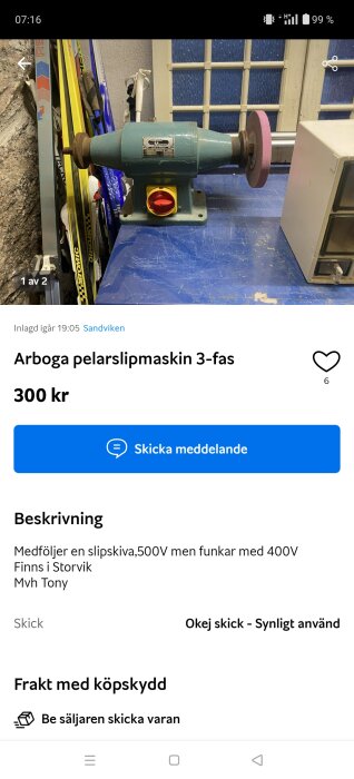 Blå Arbogaslipmaskin för tre-fas, med röd knapp och slipskiva, står på bord bredvid skidor. Bakgrund av en vit fönsterkarm.