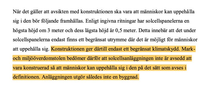 Utdrag ur domstolstext om solcellsanläggningens begränsade klimatskydd och dess klassificering som ej byggnad.