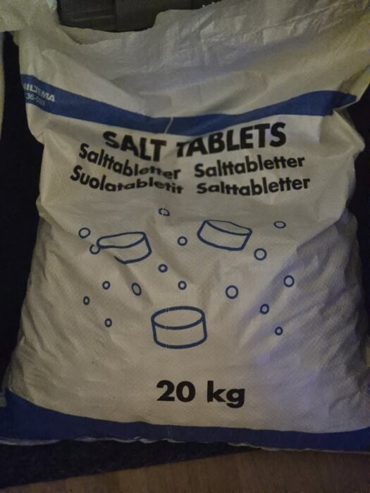 Säck med 20 kg salttabletter för diskmaskin.