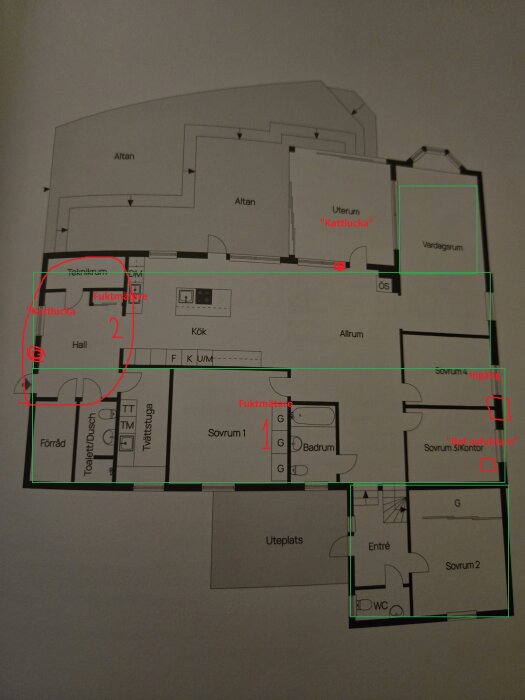 Planritning av en villa med markerade ventiler och fuktmätare, samt fokus på platser med luktproblem nära hallen och verktyg för mätning av fuktighet.