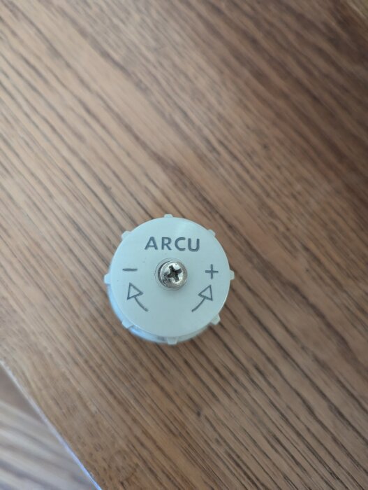 Vit ratt med texten "ARCU" och symboler för rotation.