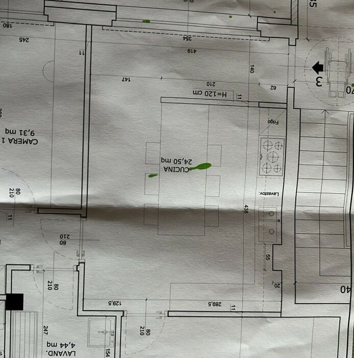 Ritning över kök i skala 1:50 med väggmått och placering av pelare. Layout från vänster: kyl/frys, spis, diskmaskin, diskho.