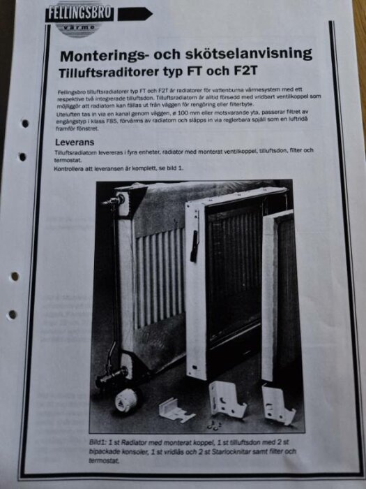 Monteringsanvisning med bild av tilluftsradiator från Fellingsbro värme, innehåller kopplingar, tilluftsdon, filter och fästen.