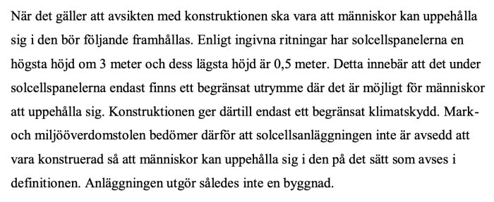 Text från Mark- och miljööverdomstolen som beskriver utrymme och klimatsskydd under solcellskonstruktion, samt bedömning om det utgör en byggnad.