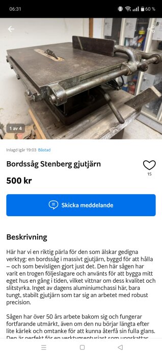 Bordssåg i gjutjärn från Stenberg, fotograferad på en träbänk i ett verkstadsutrymme, med sågklingan synlig genom bordet.