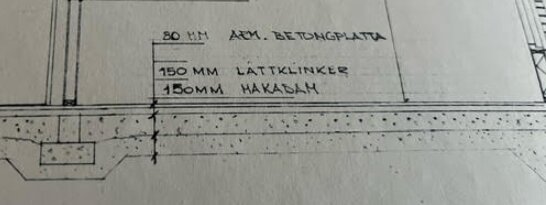 Ritning som visar 80 mm armerad betongplatta, 150 mm låt klinker och 150 mm hakalus, del av diskussion om golvvärme och dränering i Skånehus.