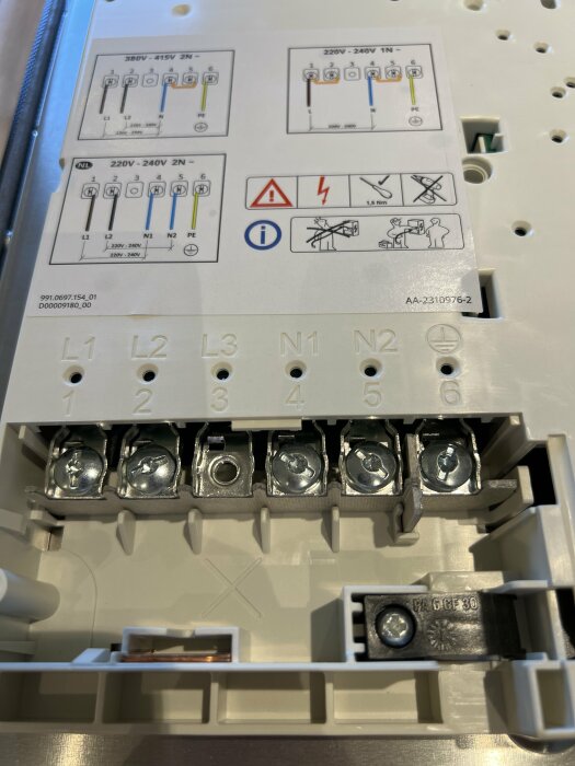 Anslutningar för spisinstallation med etiketterade terminaler L1, L2, L3, N1, N2 och instruktioner; fokus på L3 som tidigare användes.