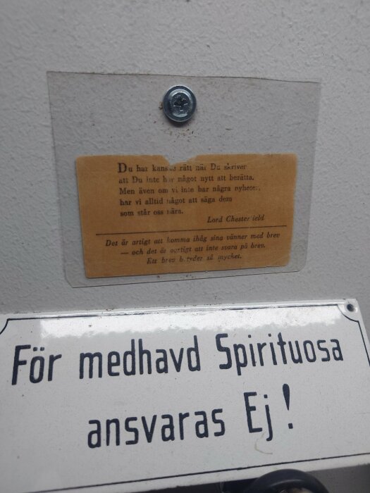 Skyltar på vägg med text: "Du har kanske rätt" och "För medhavd Spirituosa ansvaras Ej!".