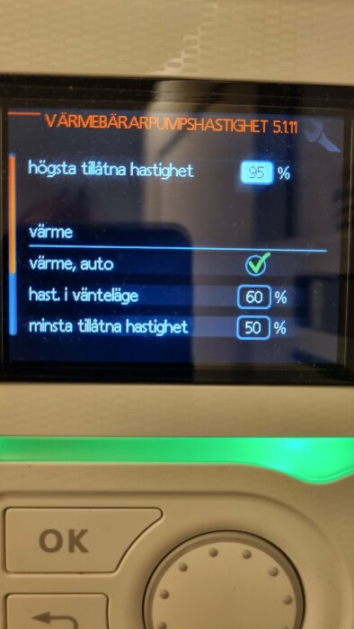 Digital display som visar inställningar för värmepump, inklusive "högsta tillåtna hastighet" på 95% och "minsta tillåtna hastighet" på 50%.