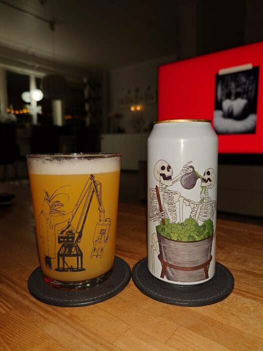 Ölglas och burk med etikett föreställande skelett och grönsaker på ett bord, bakgrund med tända ljus.