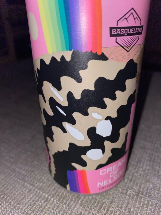 Burk med Cream of Nelson öl med färgglad och mönstrad etikett från Basqueland.