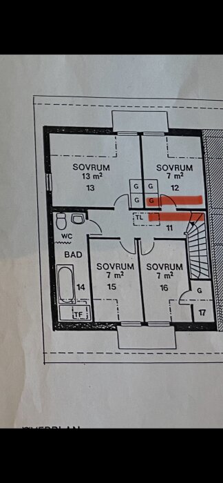 Planritning för radhus med markerad vägg i rött mellan två sovrum, undersöks om den är bärande.