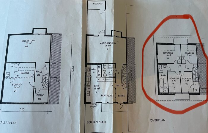 Planritning för tvåplanshus från 1974, med röd markerad vägg på övervåningen, som frågas om den är bärande.