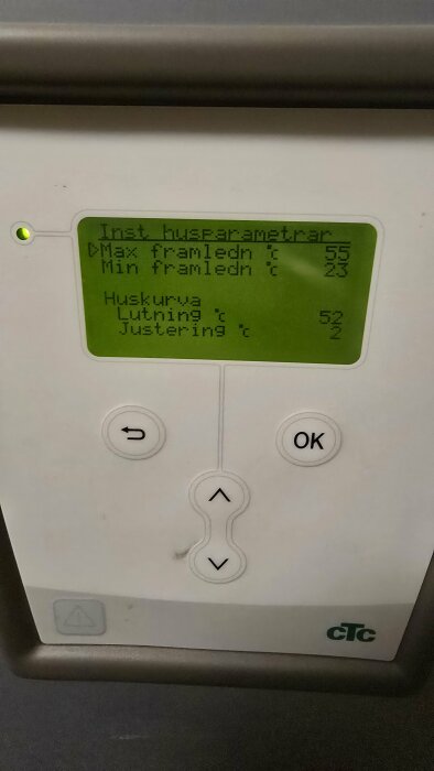 Display med värmesysteminställningar visar max framledning 55°C, min framledning 23°C och huskurva lutning 52°C. CTC-varumärke syns längst ner.