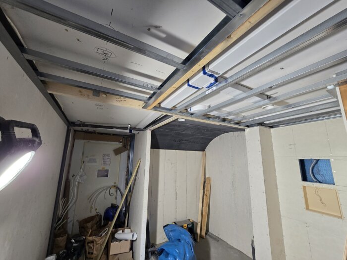 Renoveringsprojekt med takarbete, ventilation och elinstallation i pågående byggnadsfas.