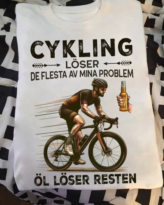 T-shirt med text "Cykling löser de flesta av mina problem, öl löser resten" och bild av en cyklist samt en hand som håller en ölflaska.