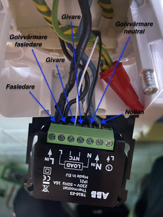 Anslutningar på ABB TB16-23 termostat, inklusive fasledare, golvvärmare fasledare och neutral, med alla kablar tydligt märkta.