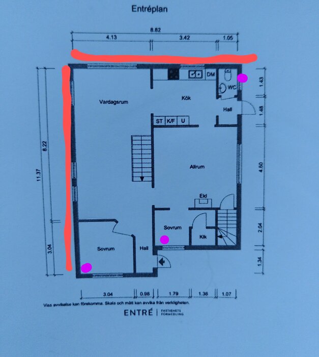 Planritning över entréplan med markerade ventilationspunkter i lila och tegelvägg i rött. Rum inkluderar vardagsrum, kök, sovrum och hall.